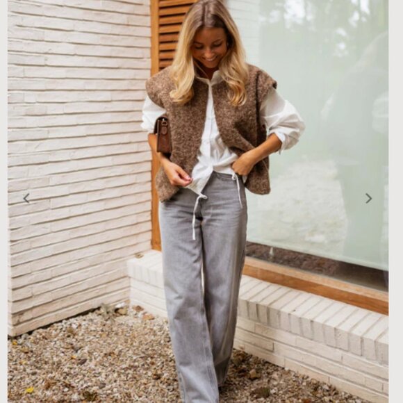 Easy Clothes  Chocolate Lander Sleeveless Cardigan Size One Size - Picture 2 of 11